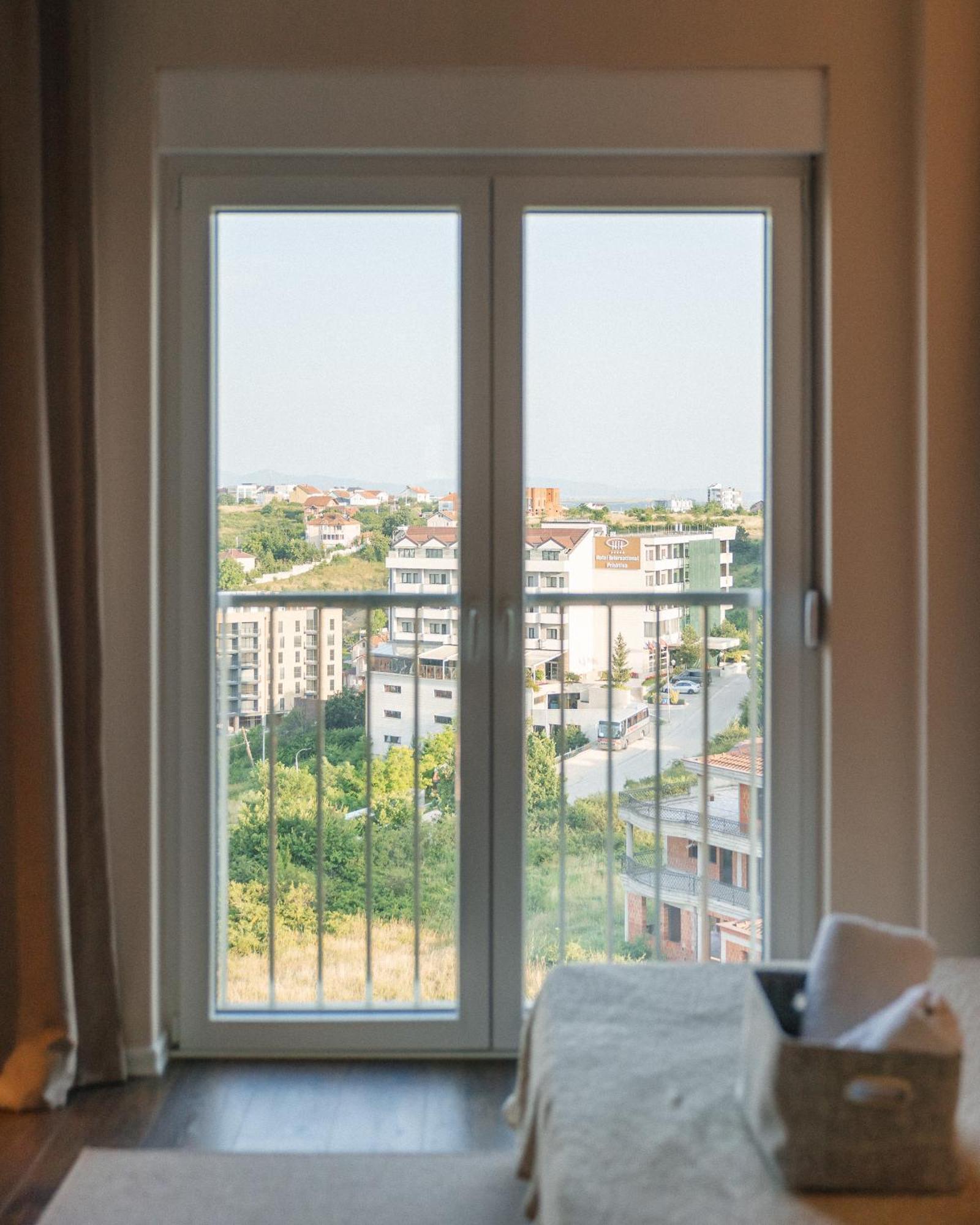 Etern Apart Hotel พริสตีนา ภายนอก รูปภาพ
