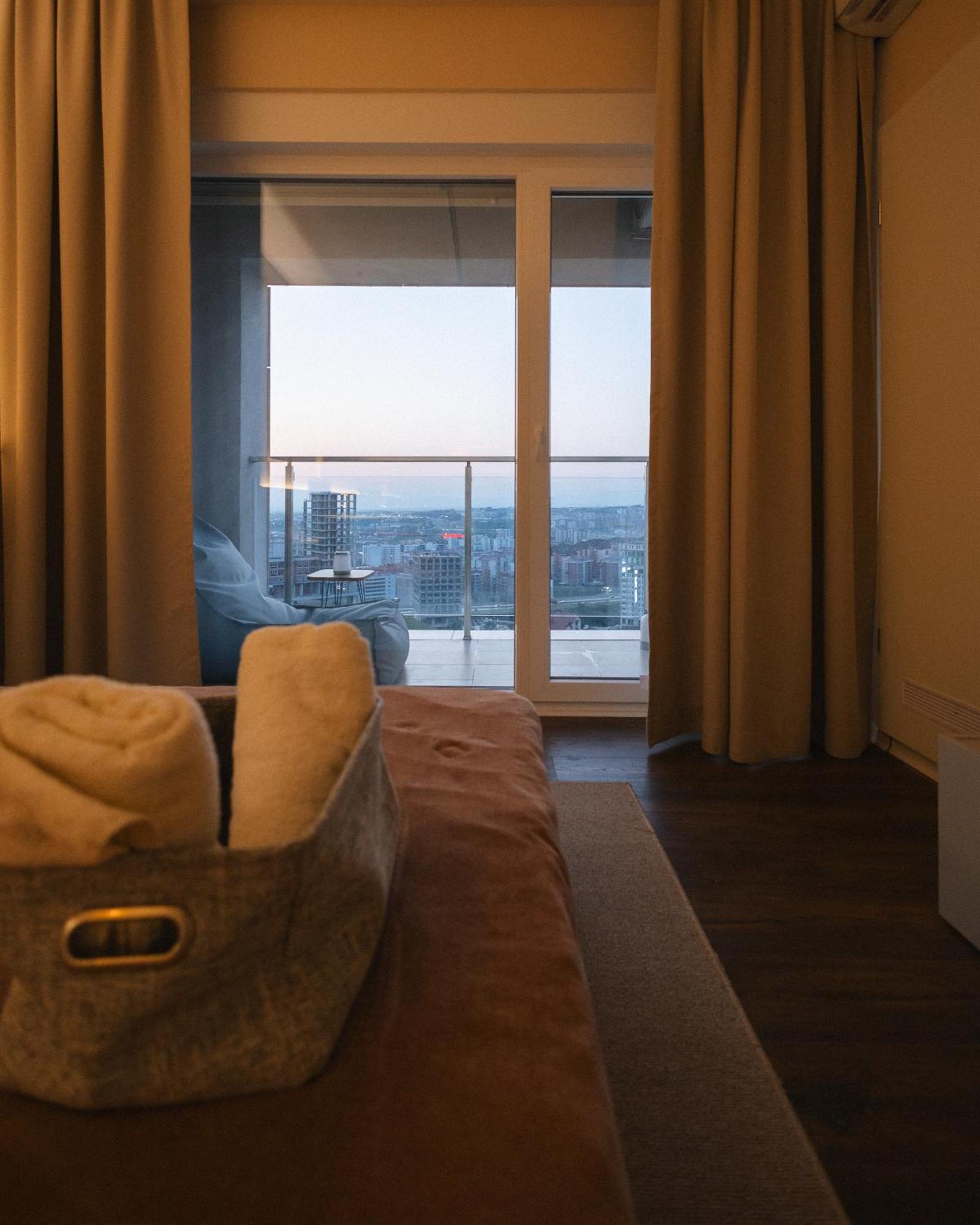 Etern Apart Hotel พริสตีนา ภายนอก รูปภาพ