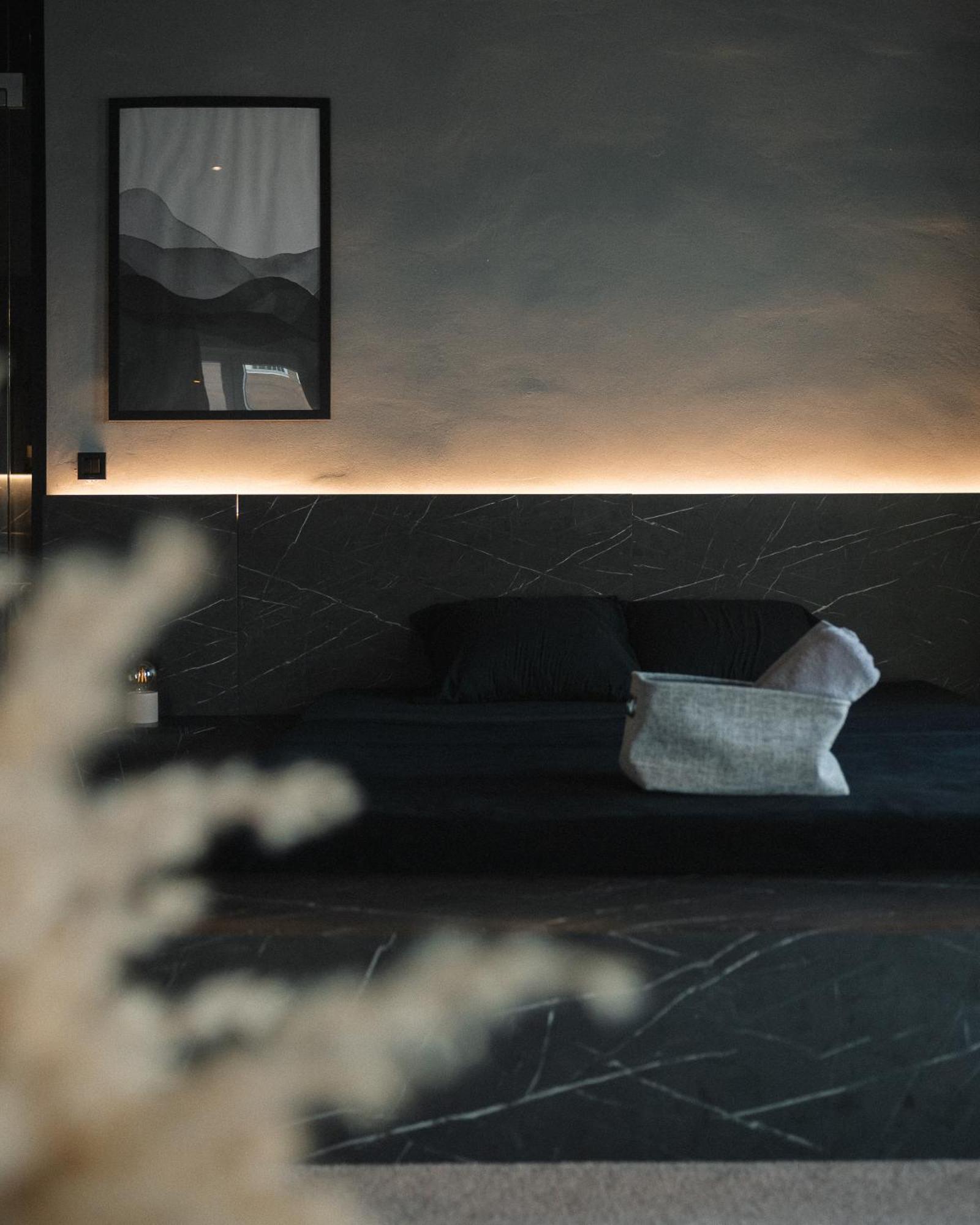 Etern Apart Hotel พริสตีนา ภายนอก รูปภาพ
