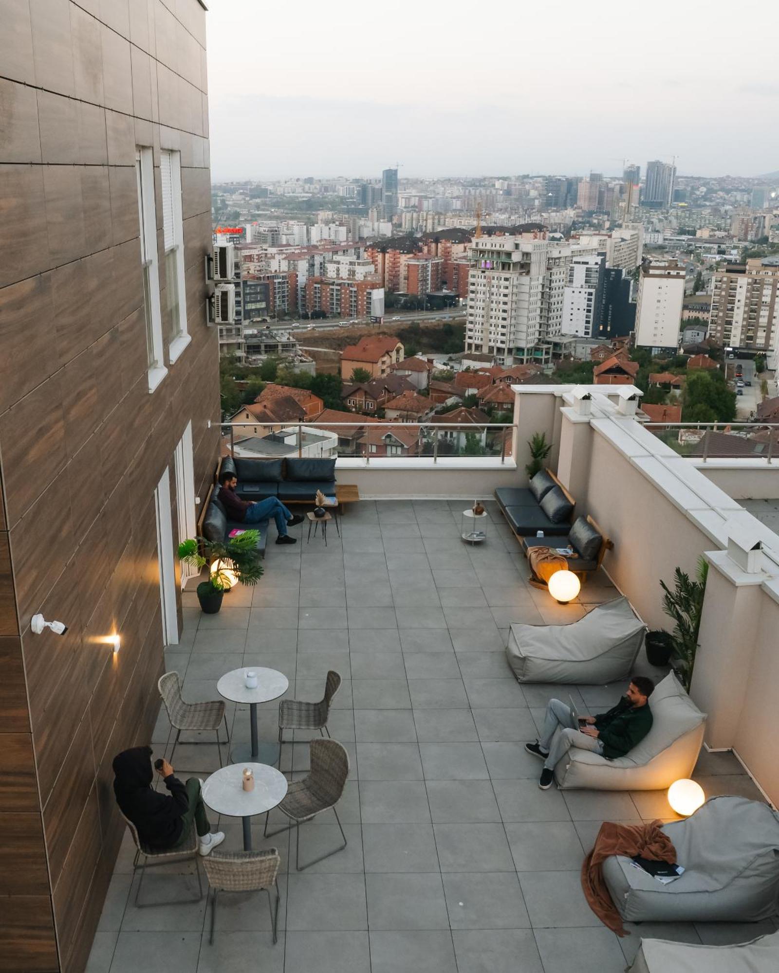Etern Apart Hotel พริสตีนา ภายนอก รูปภาพ
