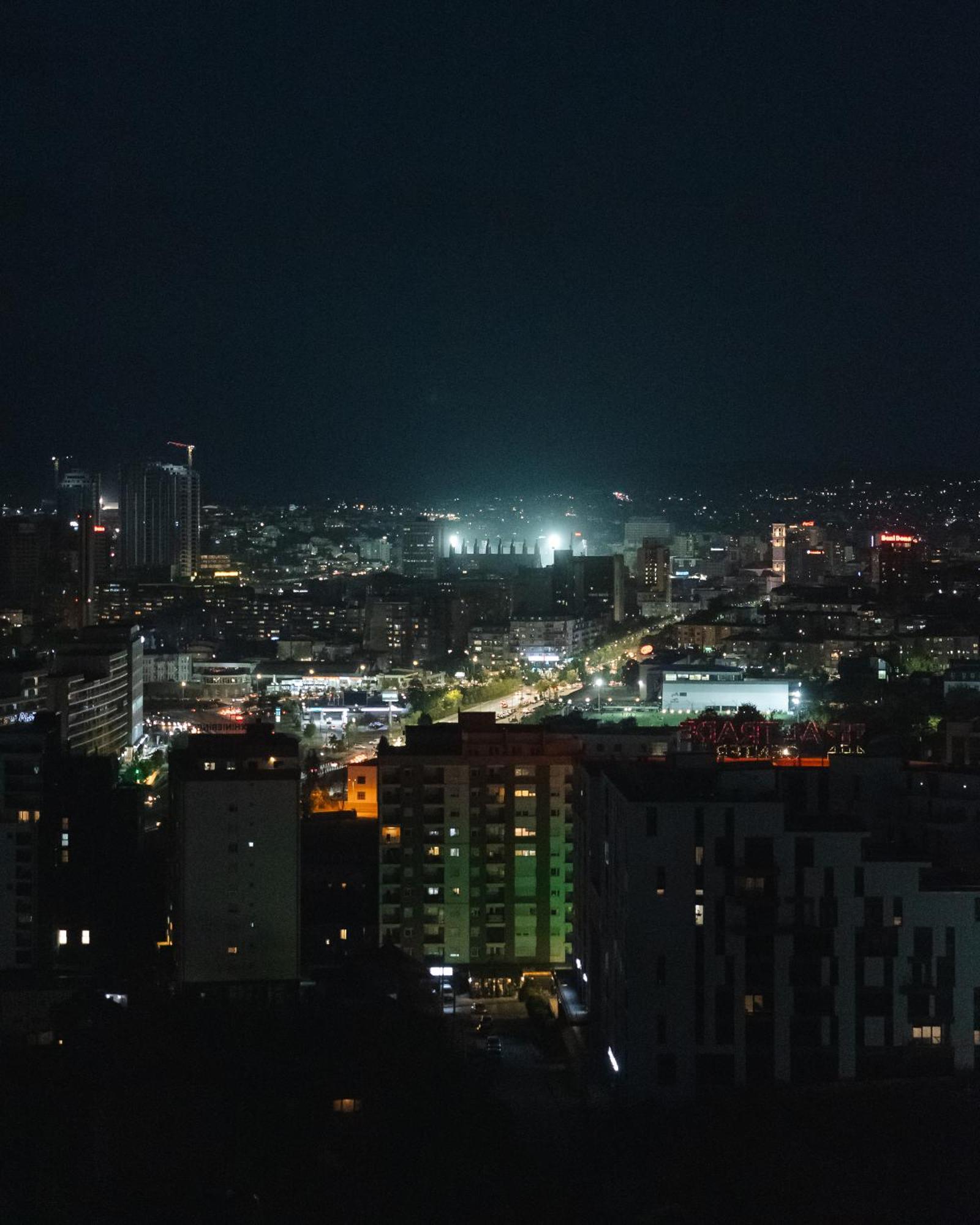 Etern Apart Hotel พริสตีนา ภายนอก รูปภาพ